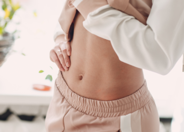 alt="Resultados de abdominoplastia antes e depois mostrando redução de flacidez de pele"